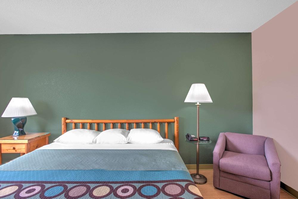 Super 8 by Wyndham Ticonderoga