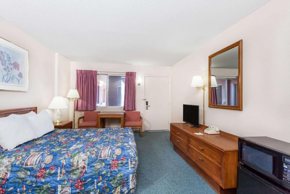 Days Inn by Wyndham Burns