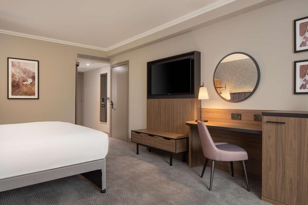 DoubleTree by Hilton Dartford Bridge