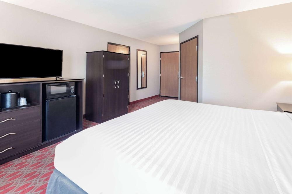 Baymont by Wyndham Brooklyn Center