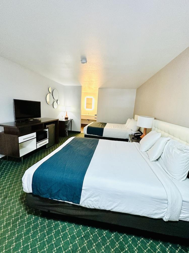 Days Inn & Suites by Wyndham Flagstaff Near University