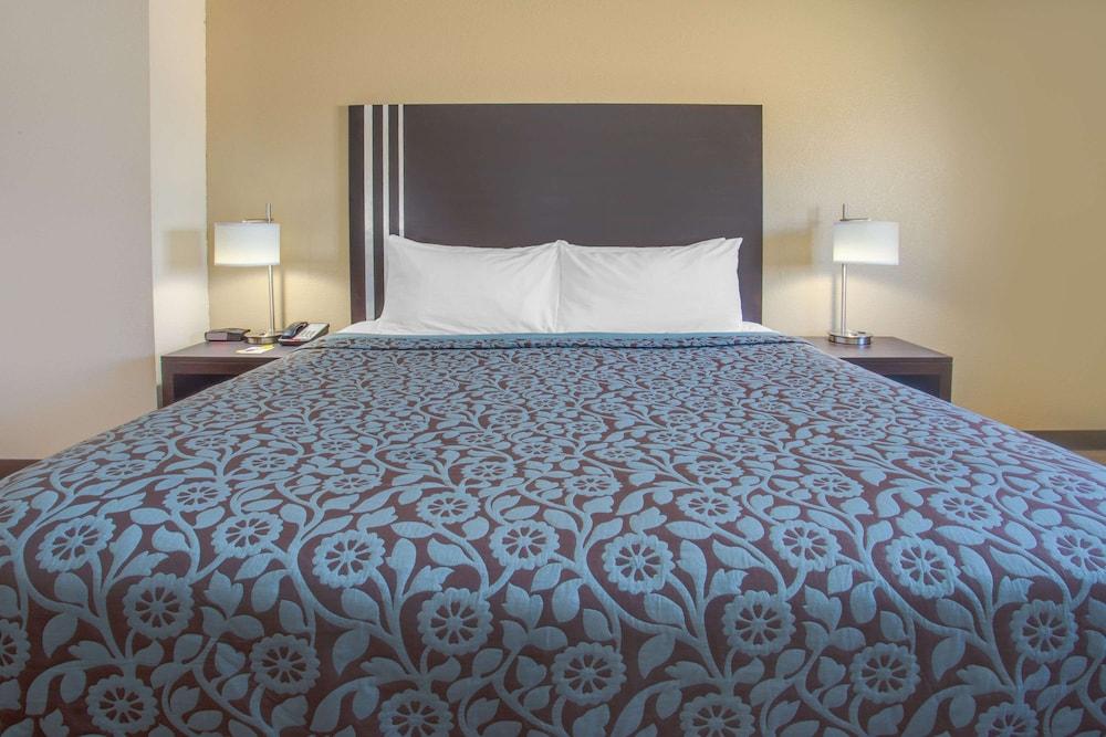 Days Inn by Wyndham Le Roy/Bloomington Southeast