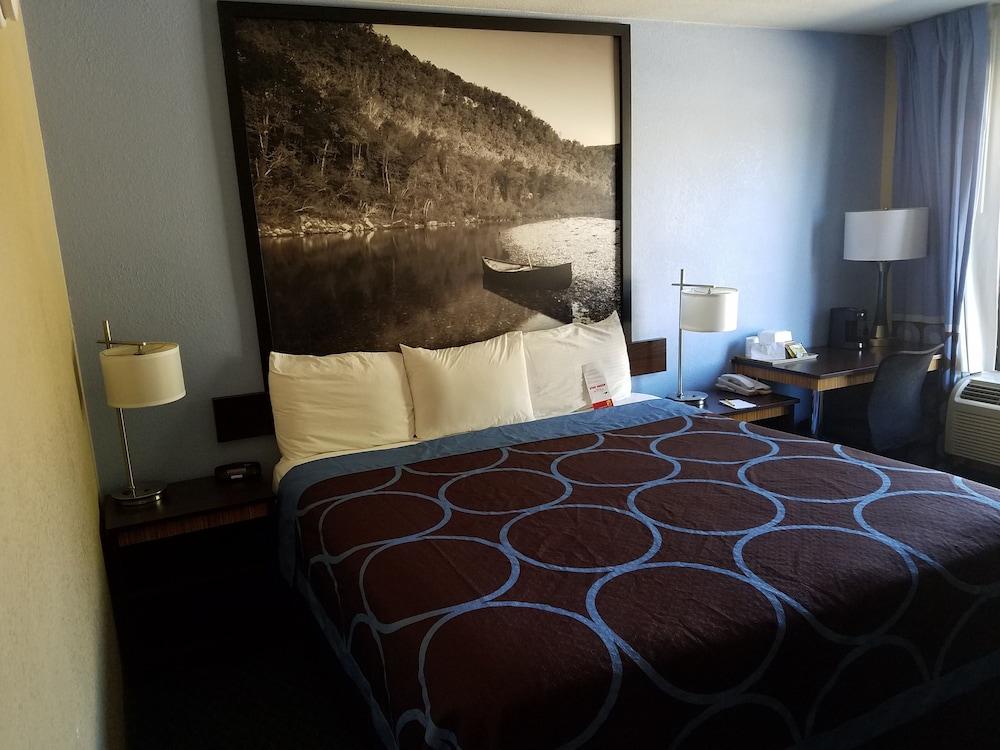 Super 8 by Wyndham Bentonville