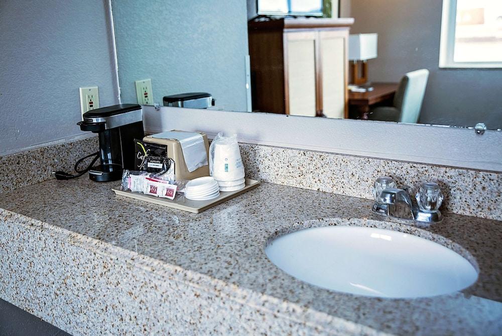 Super 8 by Wyndham Holbrook