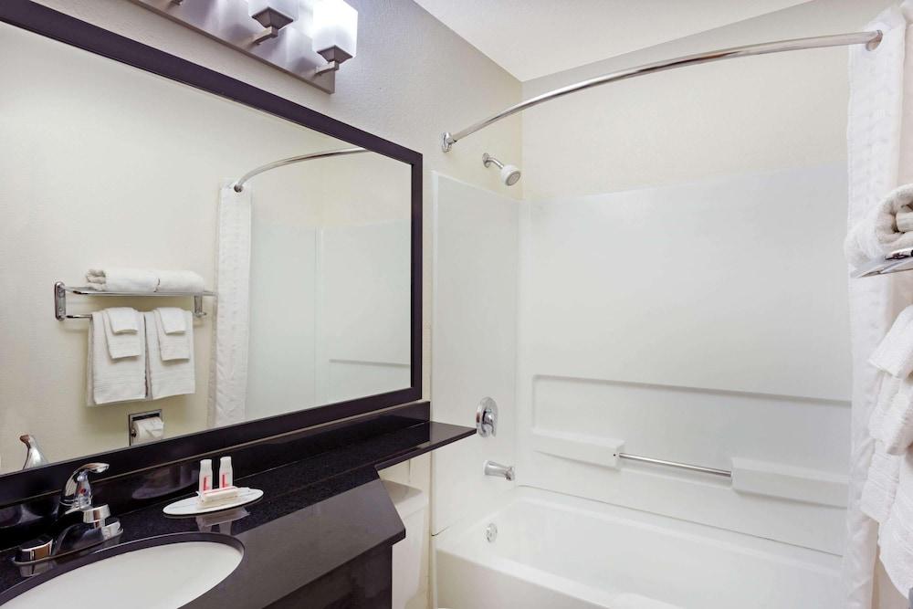 Rodeway Inn & Suites