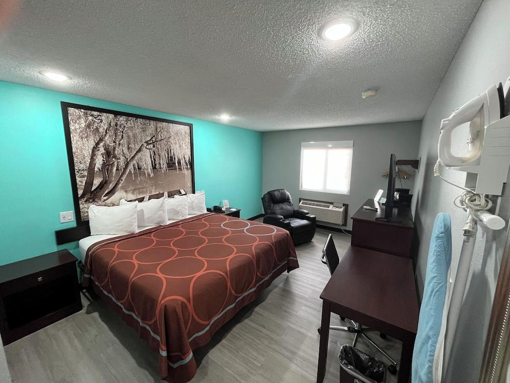 Super 8 by Wyndham Emporia