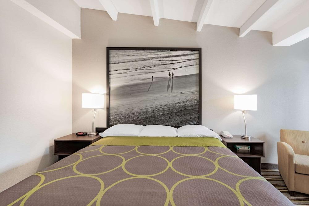 Super 8 by Wyndham Melbourne