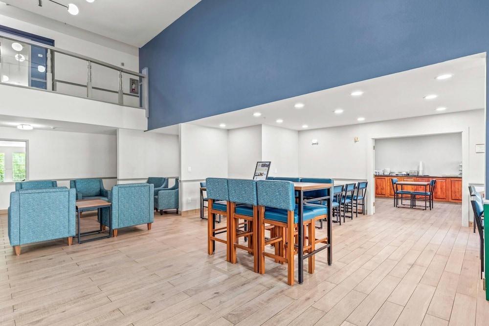 Quality Inn & Suites On the River