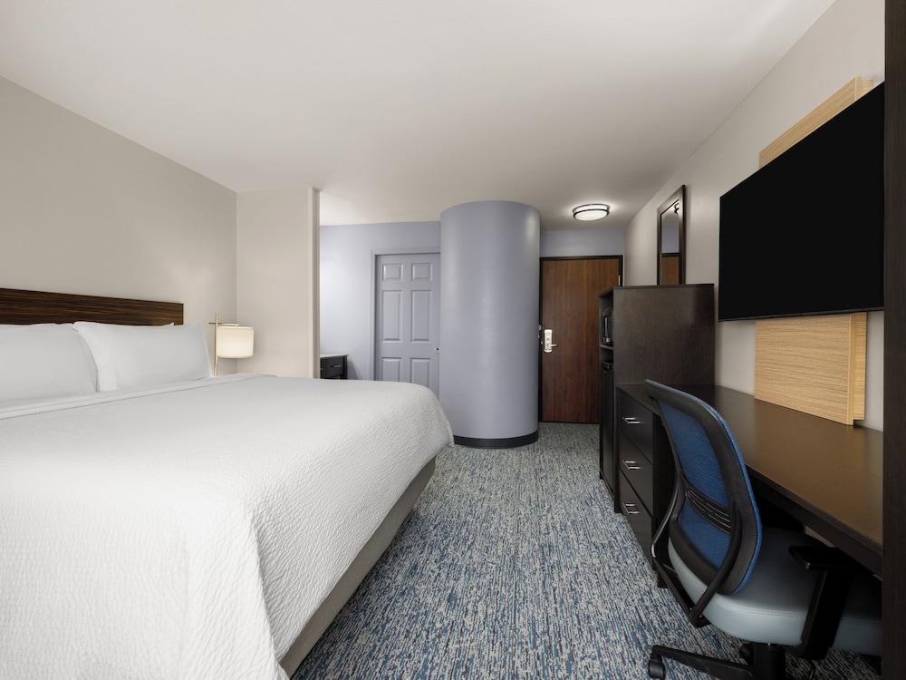 Garner Hotel Topeka West, by IHG