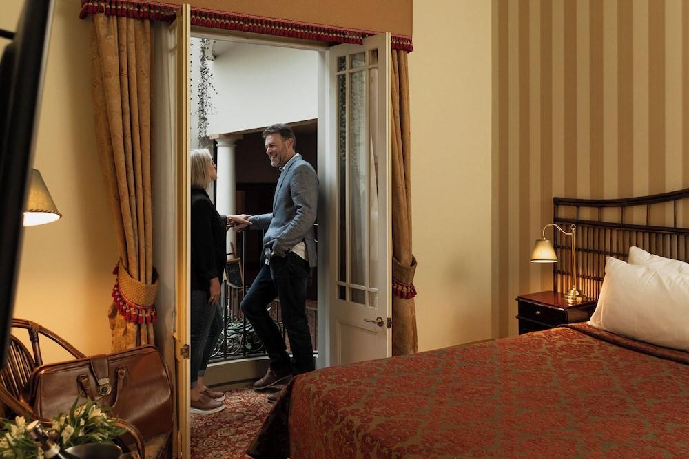 Hadley's Orient Hotel