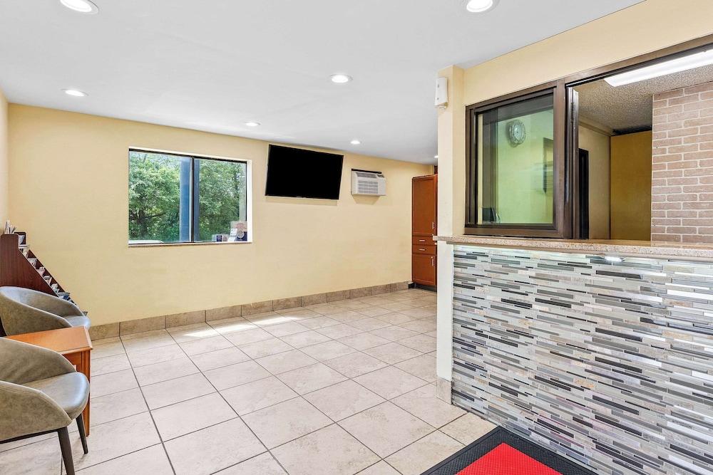 Econo Lodge Akron Copley Northwest