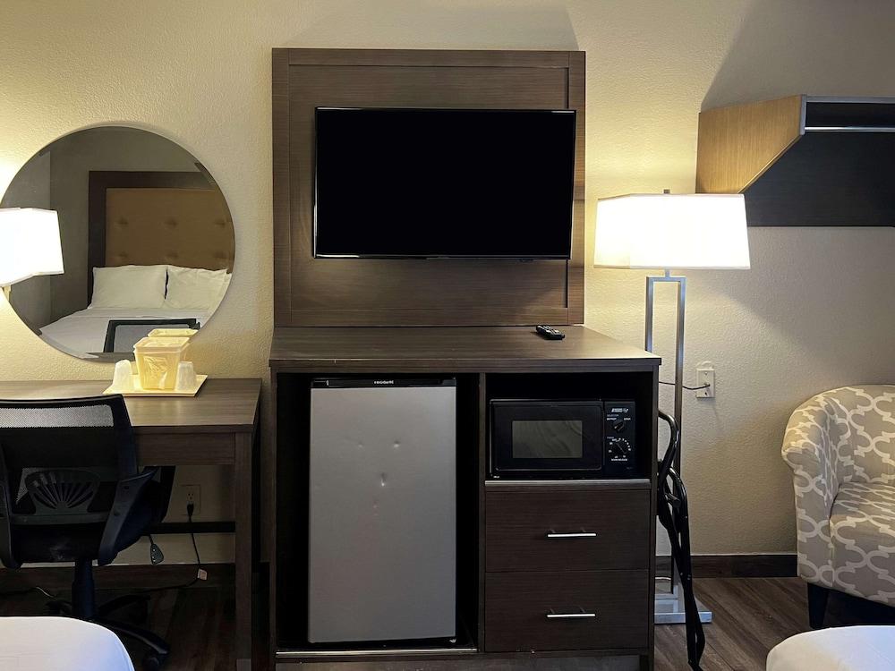 Econo Lodge Spring Lake near Fort Bragg