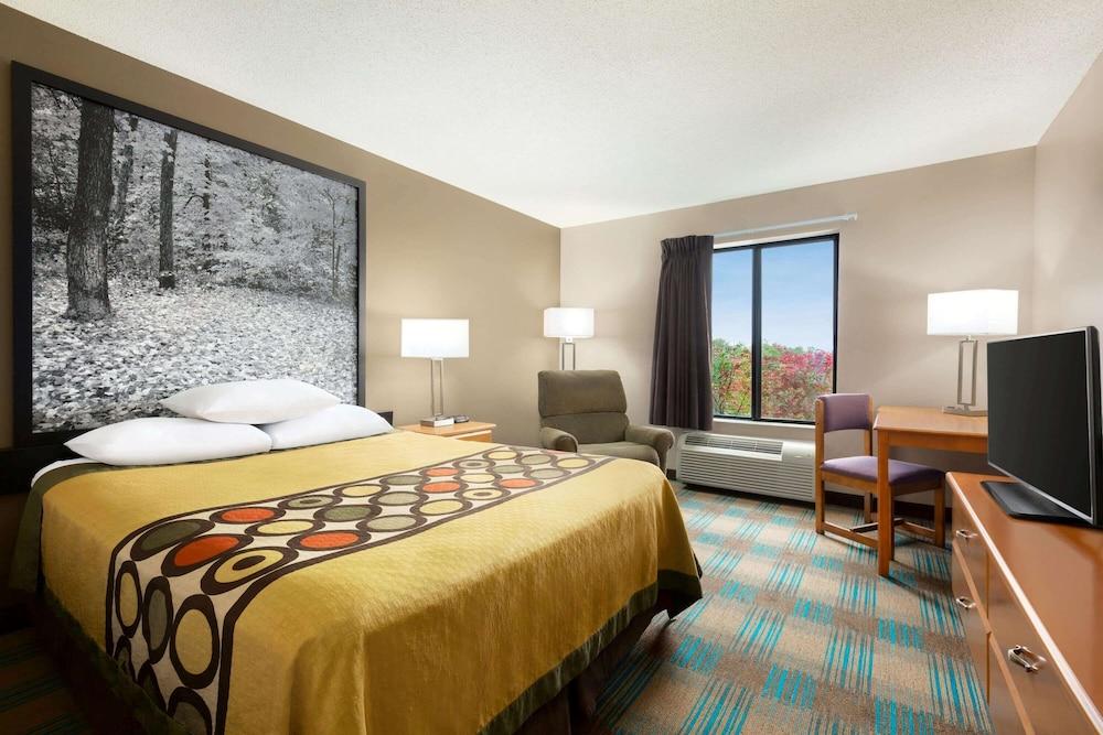 Super 8 by Wyndham Hannibal