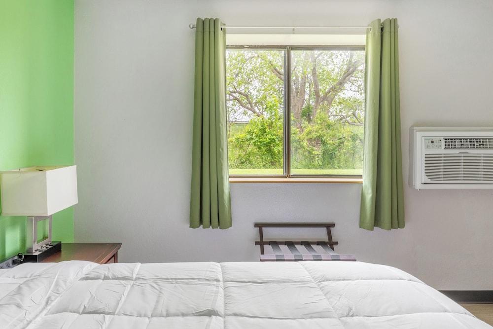 Super Inn by OYO Lansing MI