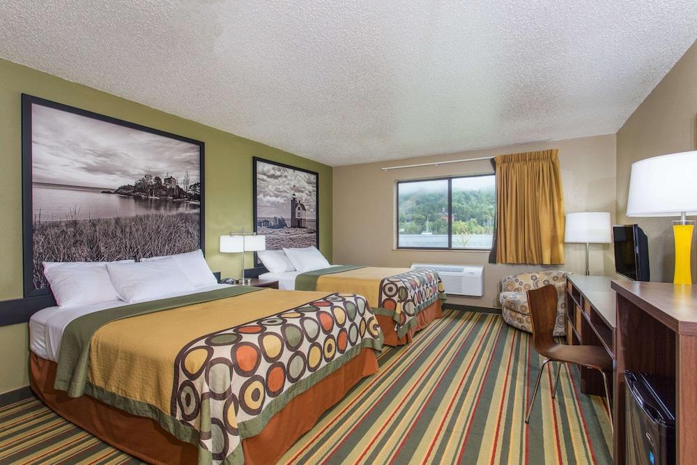 Super 8 by Wyndham Houghton