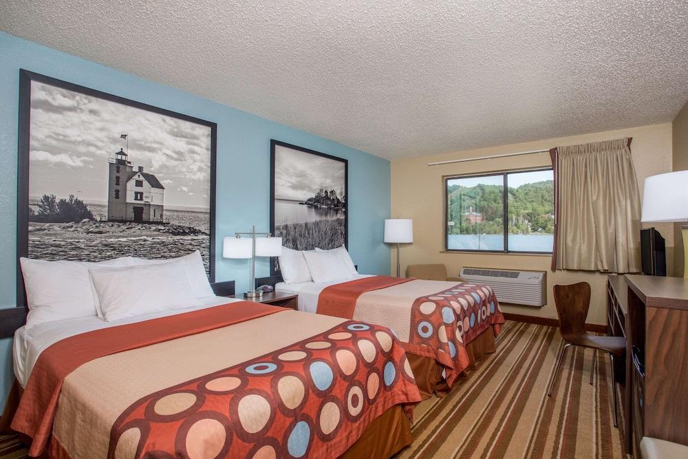 Super 8 by Wyndham Houghton