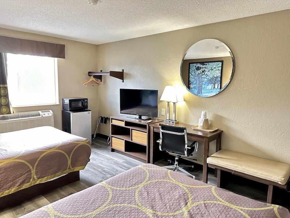 Super 8 by Wyndham Latham/Albany Airport