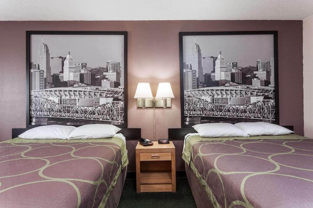 Super 8 by Wyndham Carrollton