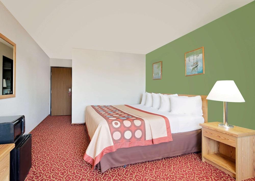 Super 8 by Wyndham Marshall