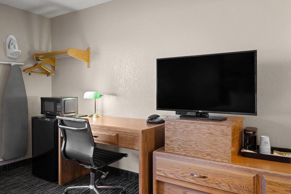 Super 8 by Wyndham Lewistown