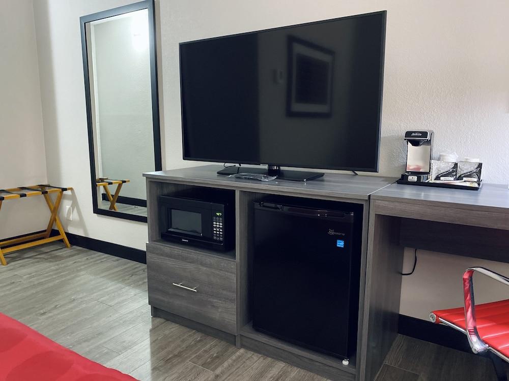 Ramada by Wyndham Hartford North / Bradley Airport