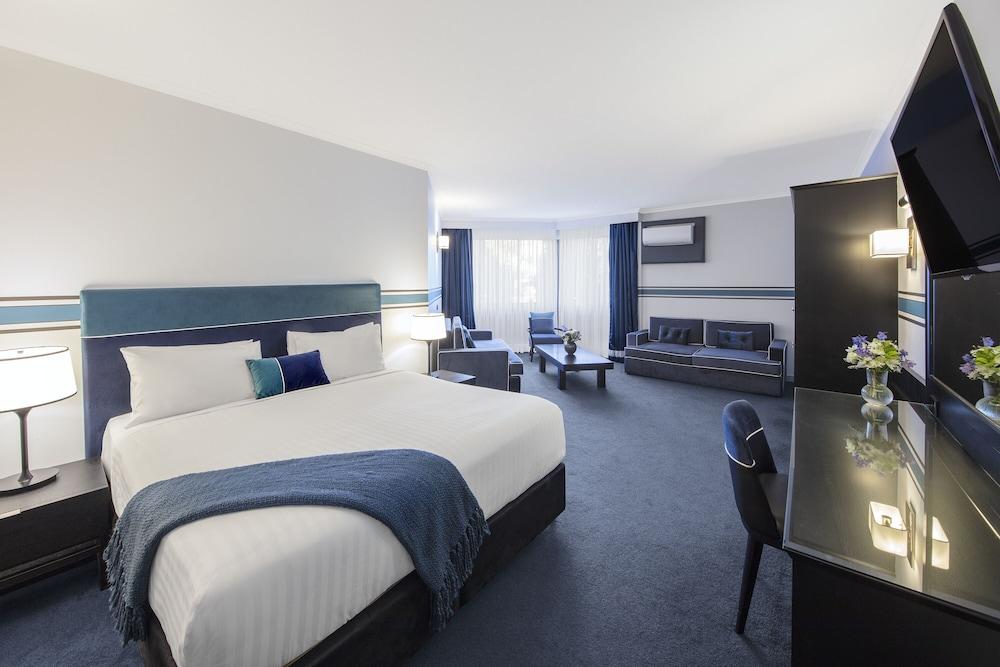 Ramada by Wyndham Diplomat Canberra