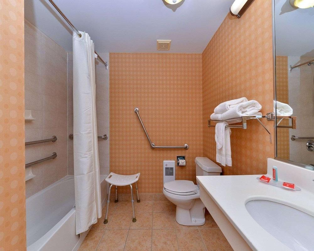 Econo Lodge Inn & Suites University