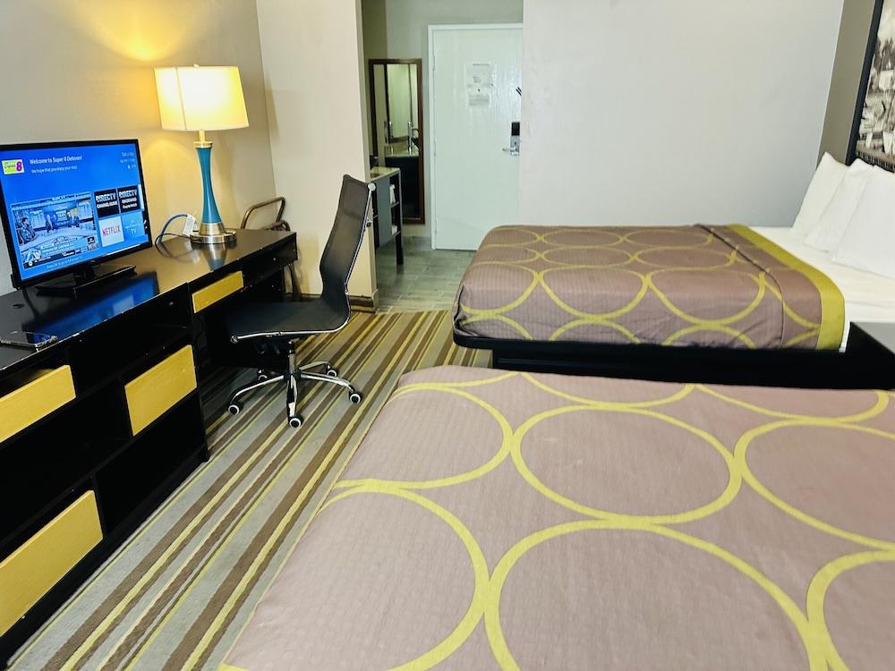 Delavan Inn and Suites