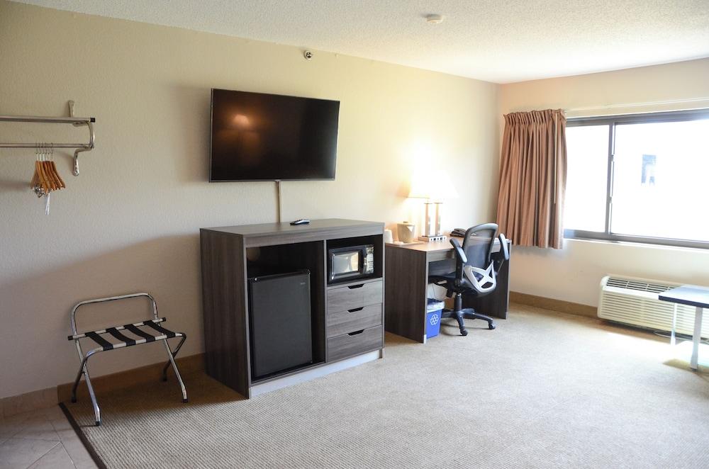 Super 8 by Wyndham Elgin