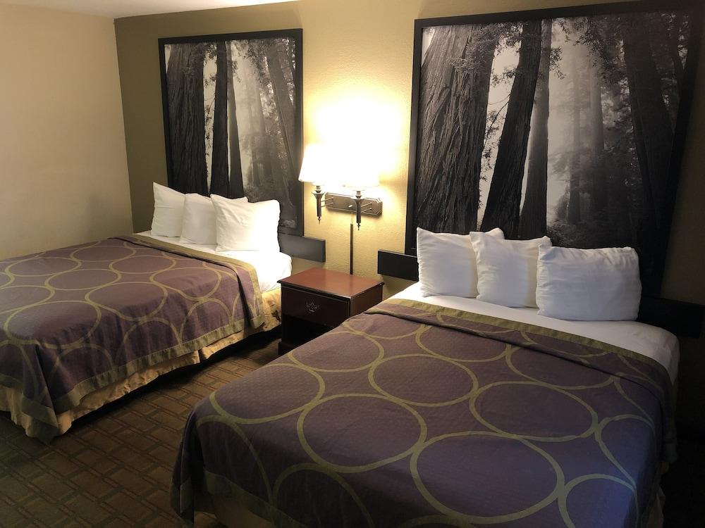 Super 8 by Wyndham Corning