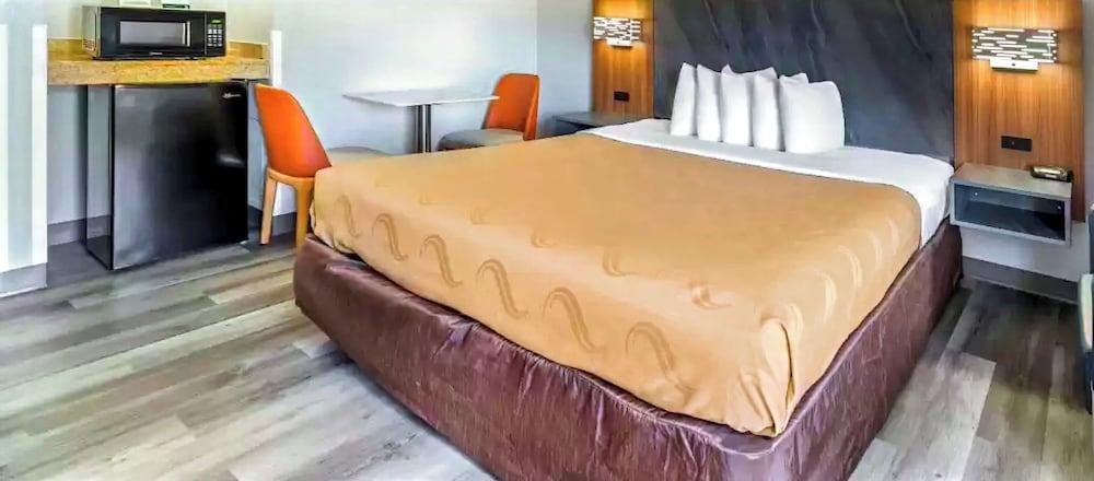 Quality Inn & Suites Manhattan