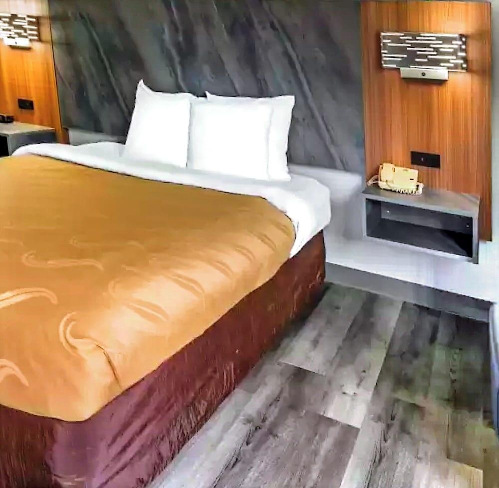 Quality Inn & Suites Manhattan