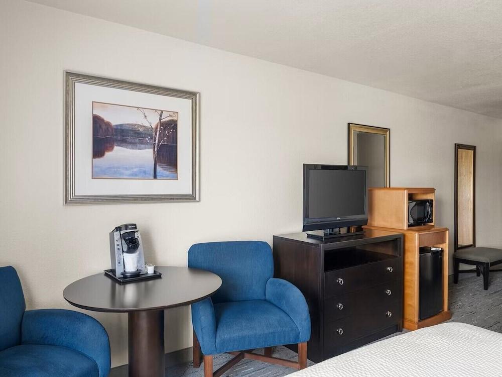 Holiday Inn Express & Suites New Buffalo by IHG
