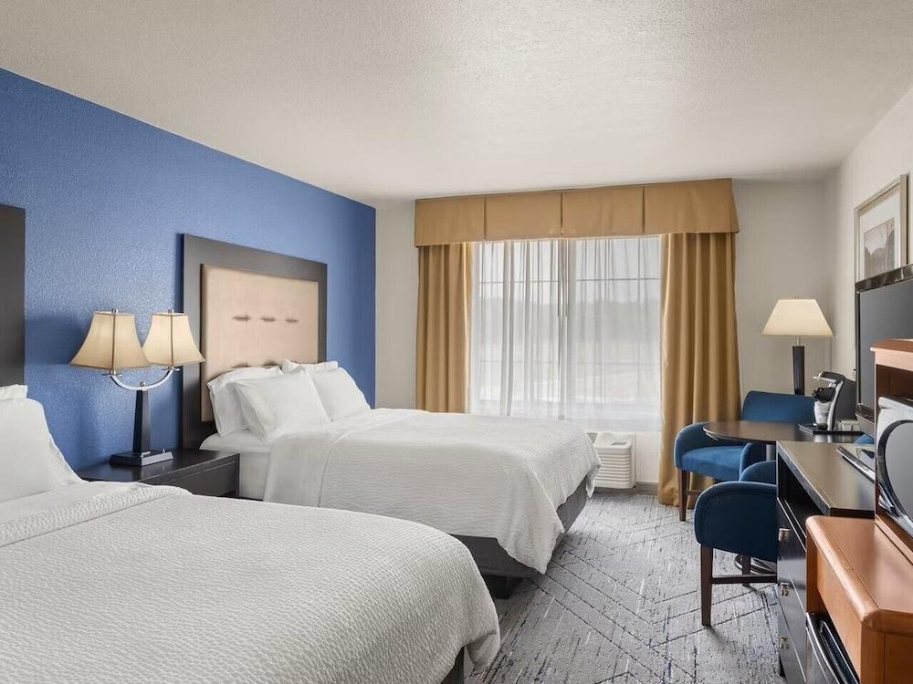 Holiday Inn Express & Suites New Buffalo by IHG