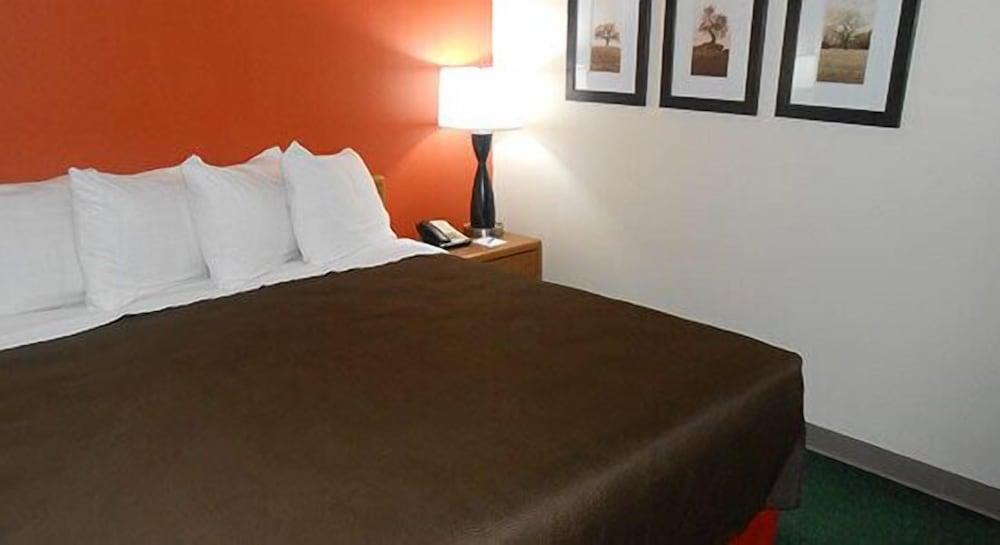 AmericInn by Wyndham Mora