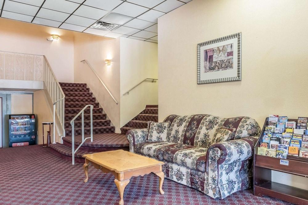 Econo Lodge Reading Airport
