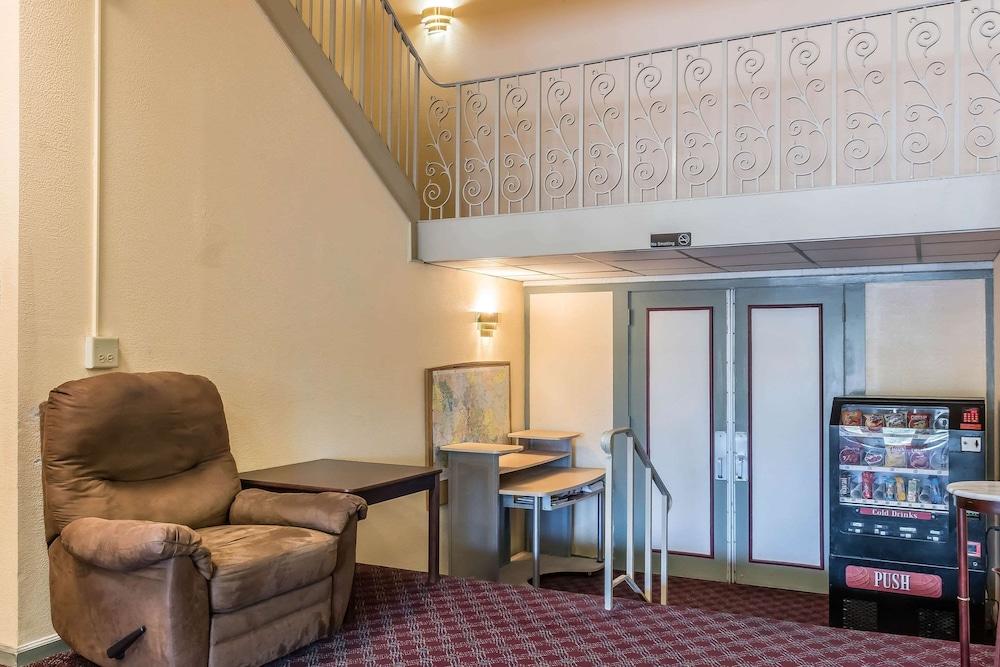 Econo Lodge Reading Airport