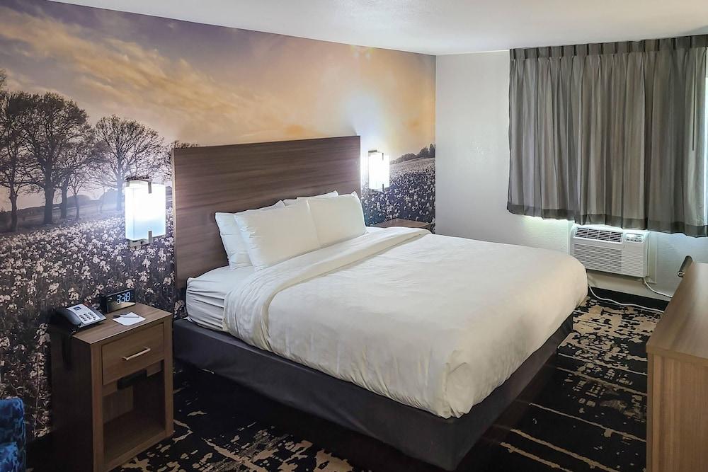 Clarion Pointe Bettendorf - Quad Cities