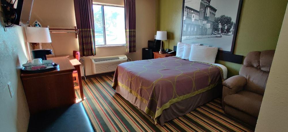 Super 8 by Wyndham Champaign