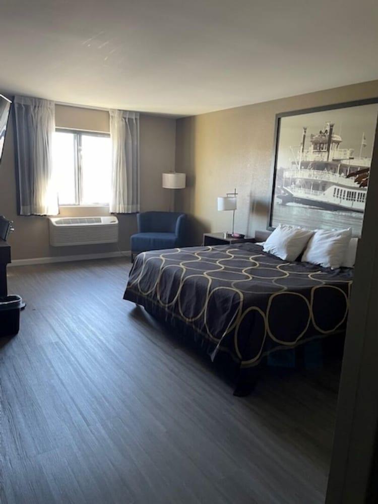 Super 8 by Wyndham Alton