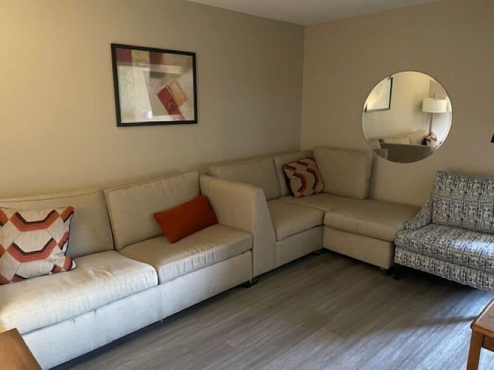 Super 8 by Wyndham Alton