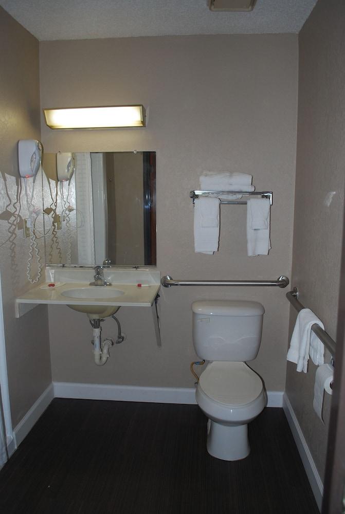 Super 8 by Wyndham Warner Robins