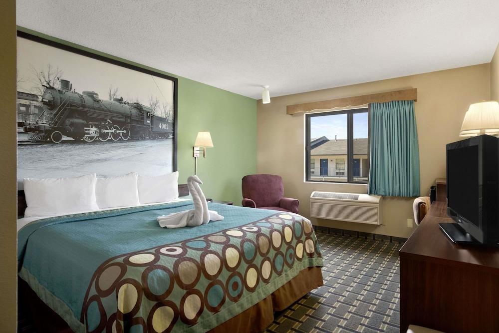 Super 8 by Wyndham Russellville