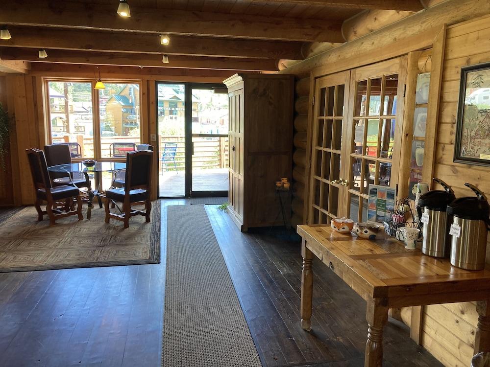 The Boulder Creek Lodge