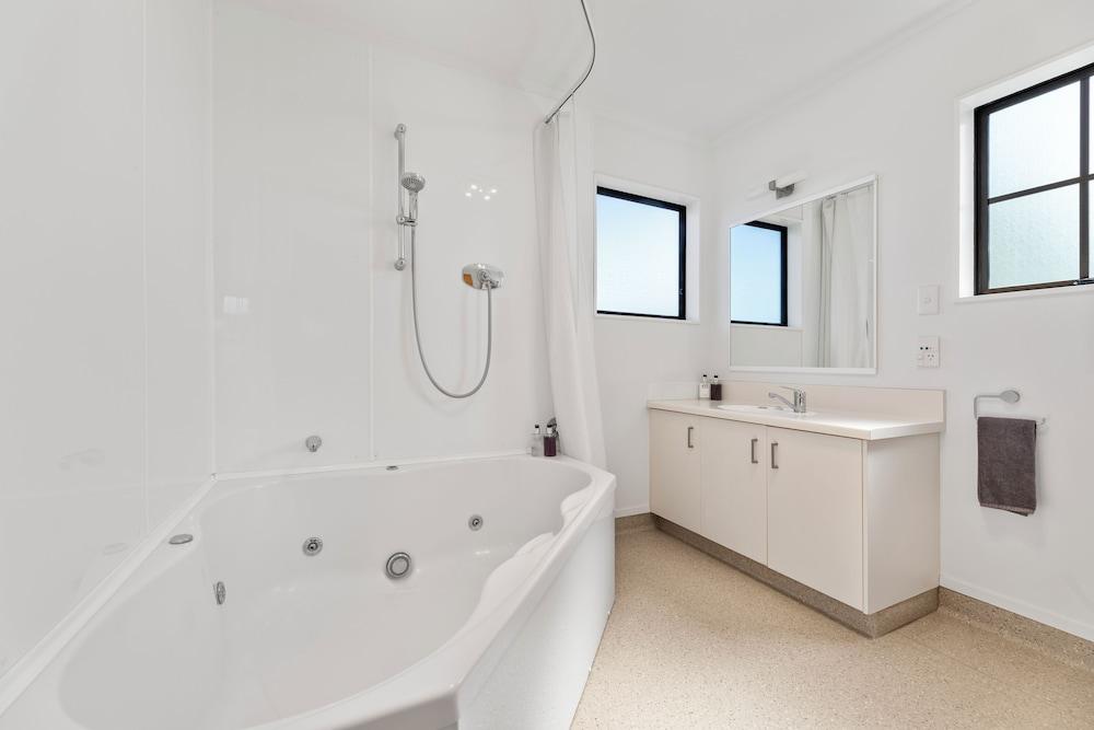 Knightsbridge Court Motor Lodge