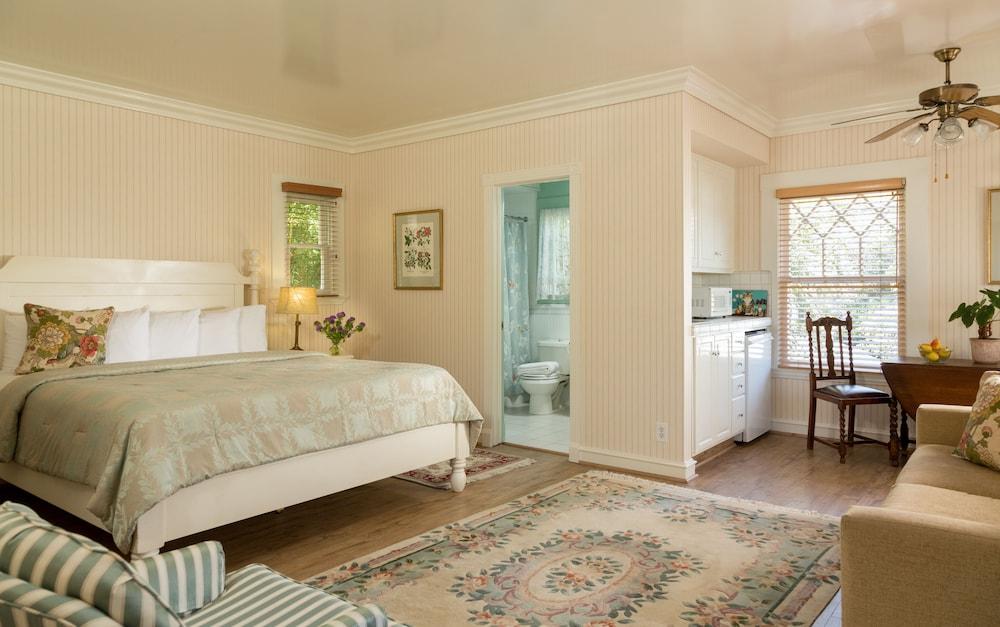 Cheshire Cat Inn & Cottages