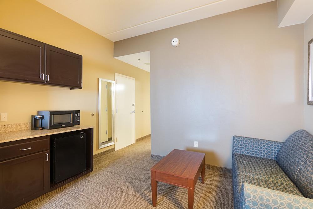 Comfort Suites Beachside