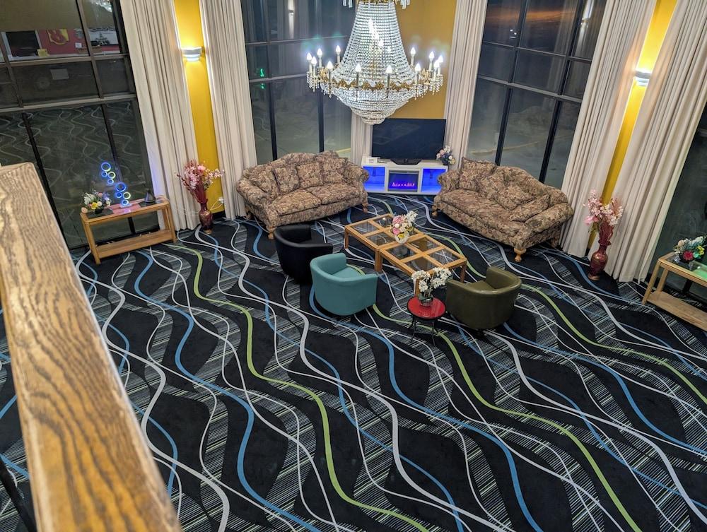 Super 8 by Wyndham Staunton