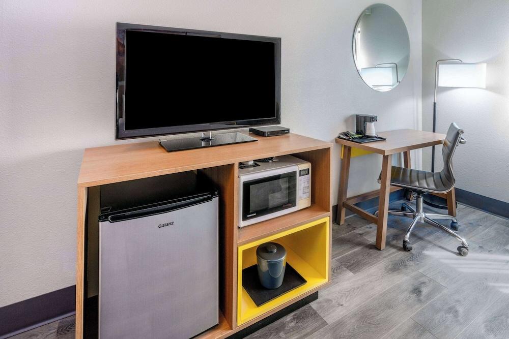 Days Inn by Wyndham Lamar