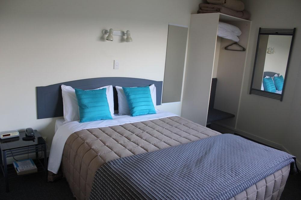 Baycourt Lakefront Motel